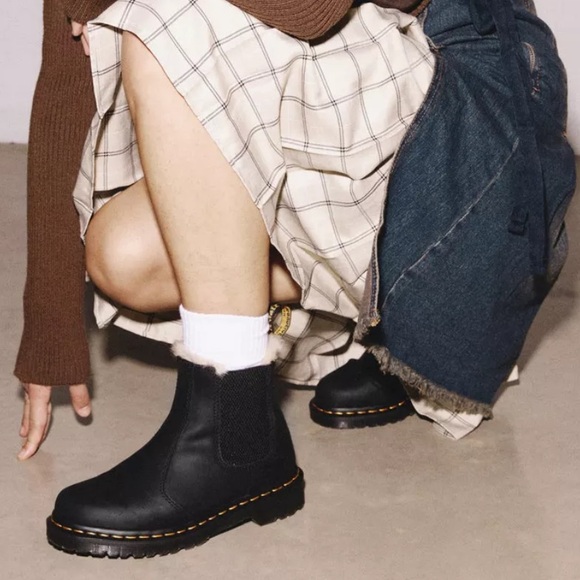 Dr Martens 2976 WOMEN'S FAUX FUR LINED CHELSEA BOOTS - Picture 2 of 6